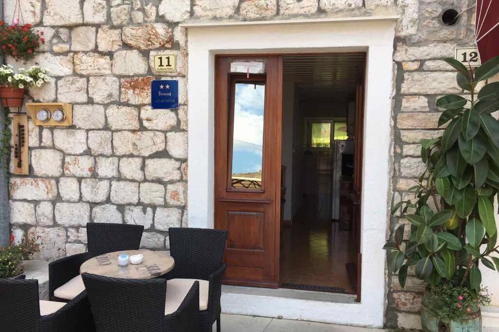 Apartman Knezovic Stari Grad  Exteriör bild